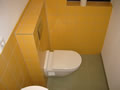 WC 60er - Villeroy und Boch,15 x 15, gelb mit Designerobjekten